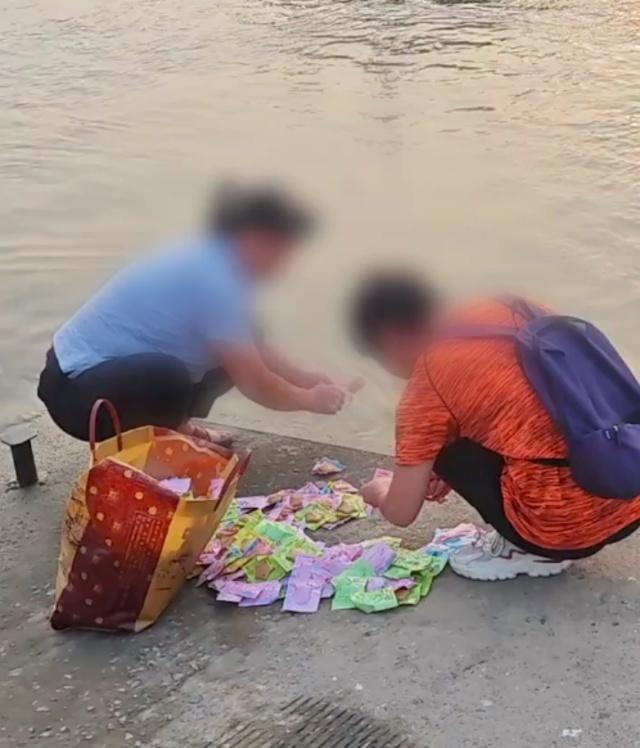 东莞奇闻！两女子扔鱼豆腐入江，引发网友疑问和调侃