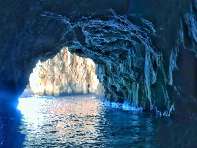 洞口在37米深的海底，洞内竟有2万年前的壁画