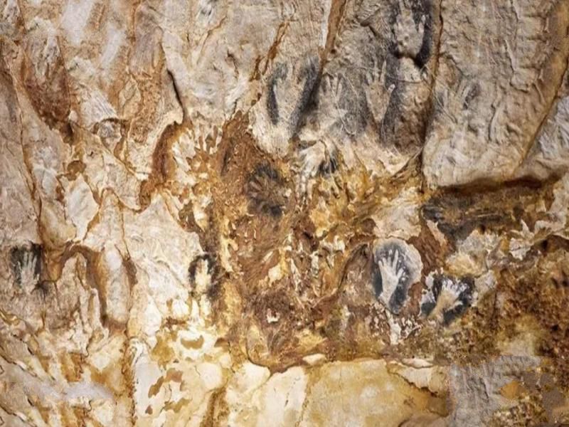 洞口在37米深的海底，洞内竟有2万年前的壁画